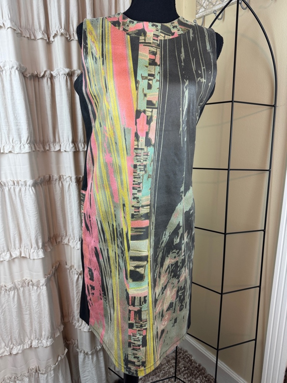 Abstract Print Sleeveless Shift Dress in Black and Pink